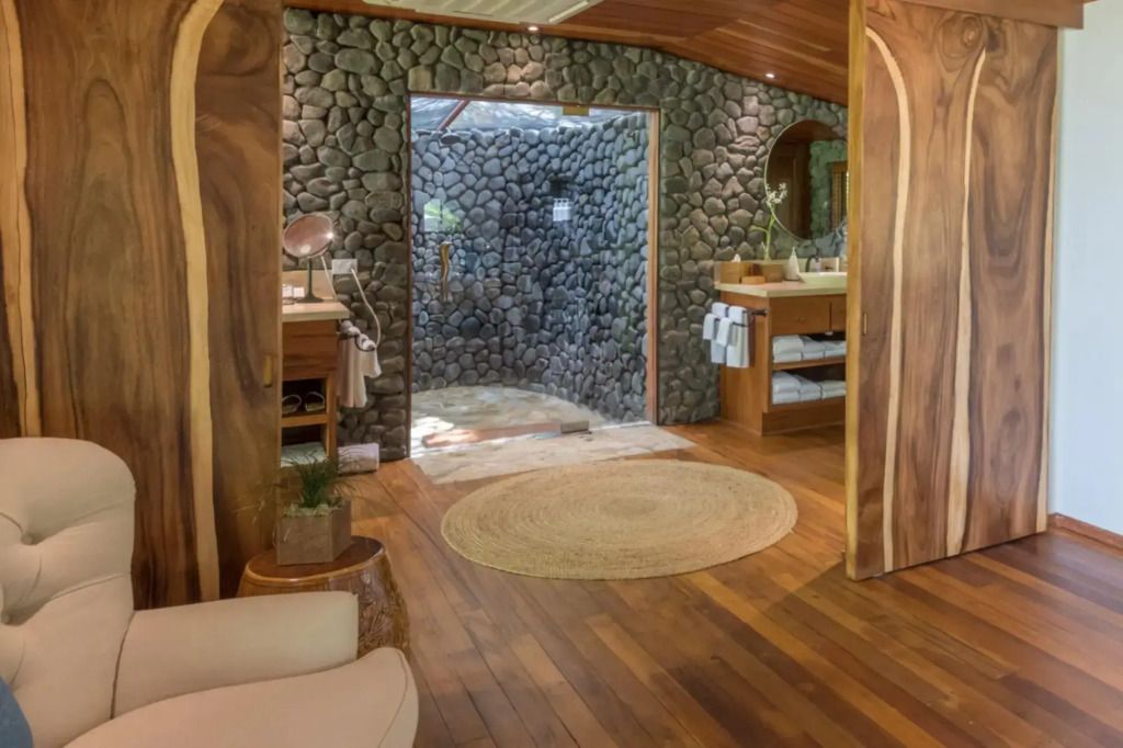Eingang zum stilvollen Badezimmer mit Natursteindekor