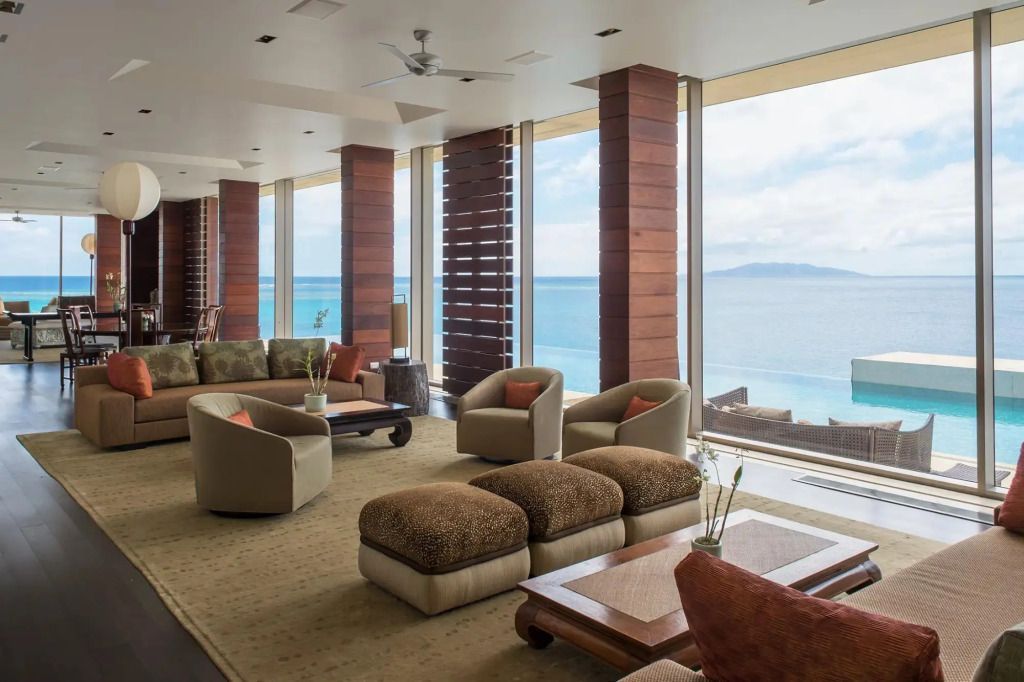 Lounge-Bereich mit gemütlichen Sitzgelegenheiten und spektakulärem Meerblick