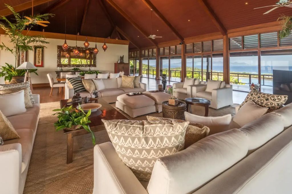 Elegantes Wohnzimmer mit Holzstruktur und Panoramablick auf das Meer