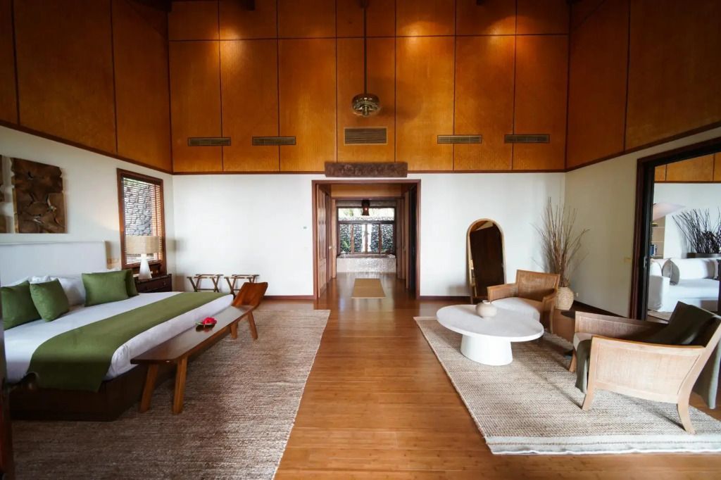 Geräumiges, luxuriöses Zimmer mit hohen Holzdecken und stilvollen Möbeln