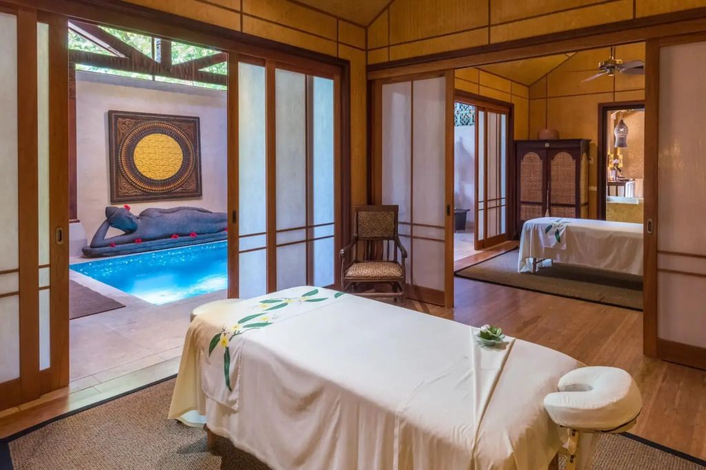 Wellness-Raum mit Pool und Massagebetten für ultimative Entspannung