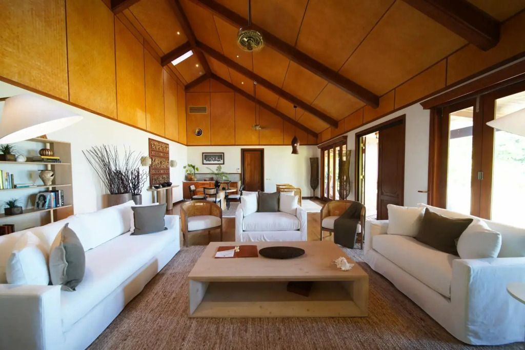 Hochwertig eingerichtetes Wohnzimmer mit Holzdetails und bequemen Sofas