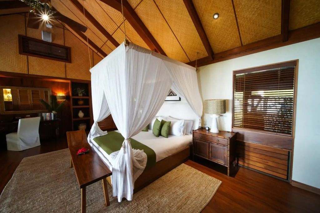 Luxuriöses Schlafzimmer mit Himmelbett und Holzeinrichtung