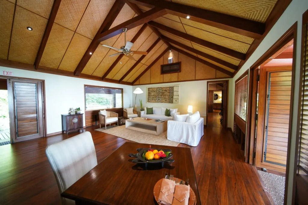 Geräumiges Wohnzimmer in Holzdesign mit gemütlichen Sitzgelegenheiten