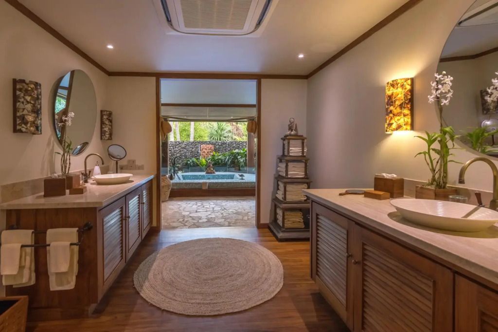 Modernes Badezimmer mit Blick auf grüne Außenterrasse