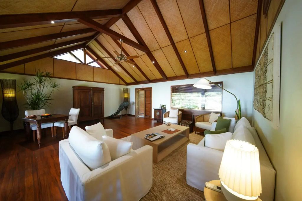 Geräumiges Wohnzimmer im Yasi Doppel Bure mit hohen Decken und komfortablen Sofas