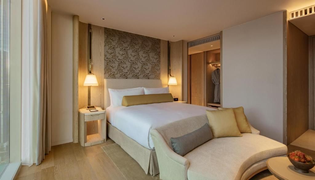 Modern eingerichtetes Doppelzimmer mit gemütlichem Doppelbett und eleganter Beleuchtung