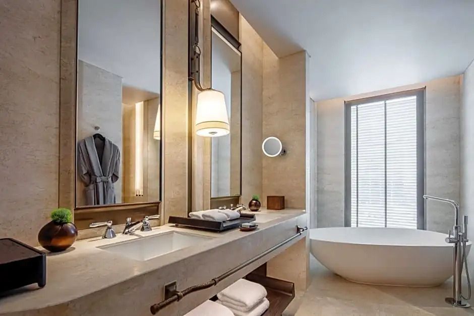 Modernes Badezimmer mit Doppelwaschbecken und freistehender Badewanne.