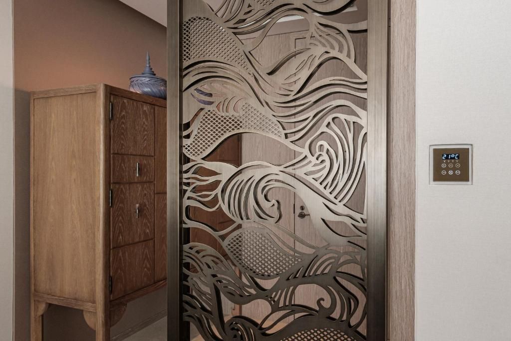 Dekoratives Trennelement mit kunstvollem Wellenmuster in moderner Suite