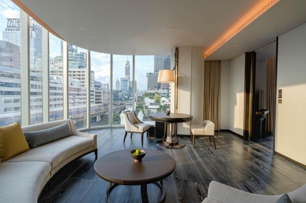 Eck-Suite mit Panoramablick auf die Stadt Bangkok und stilvollen Sitzgelegenheiten