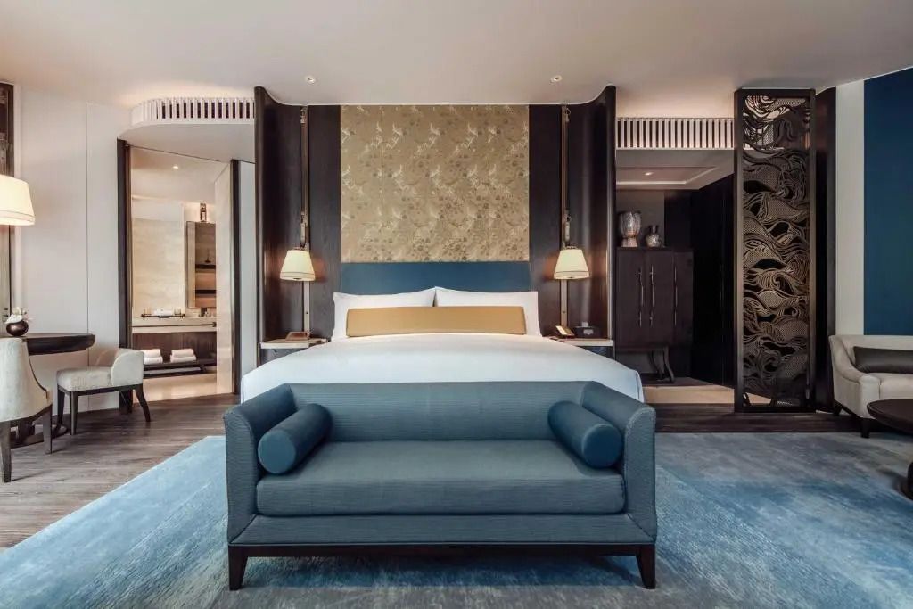 Luxuriöses Schlafzimmer mit elegantem Doppelbett und stilvoller Wanddekoration