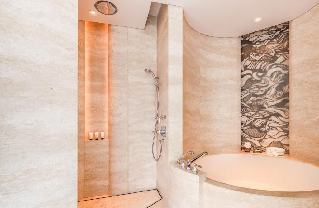 Exklusives Badezimmer mit runder Badewanne und elegantem Dekor in Cremefarben