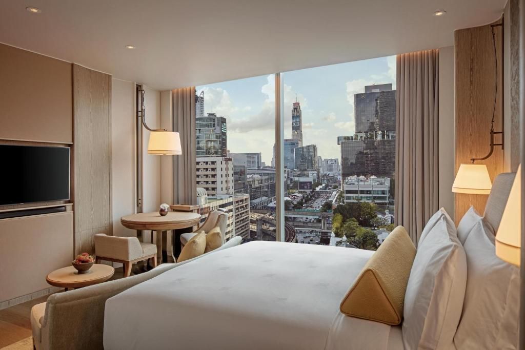 Luxuriöses Zimmer mit großem Fenster und Stadtblick sowie stilvollen Möbeln