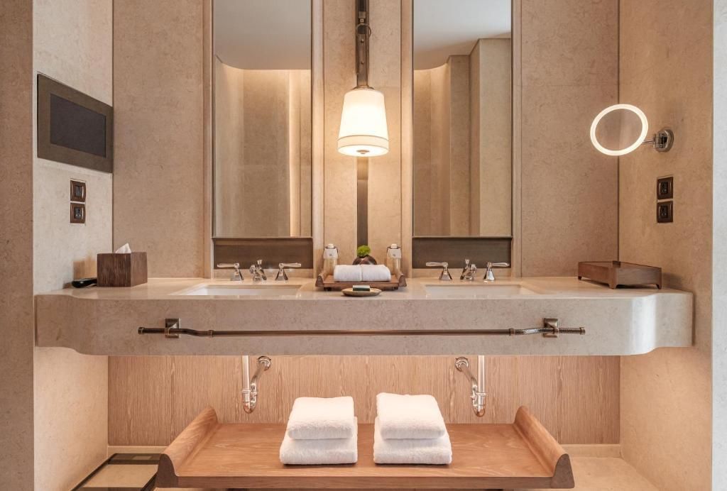 Modernes Badezimmer mit Doppelwaschbecken und hochwertiger Ausstattung