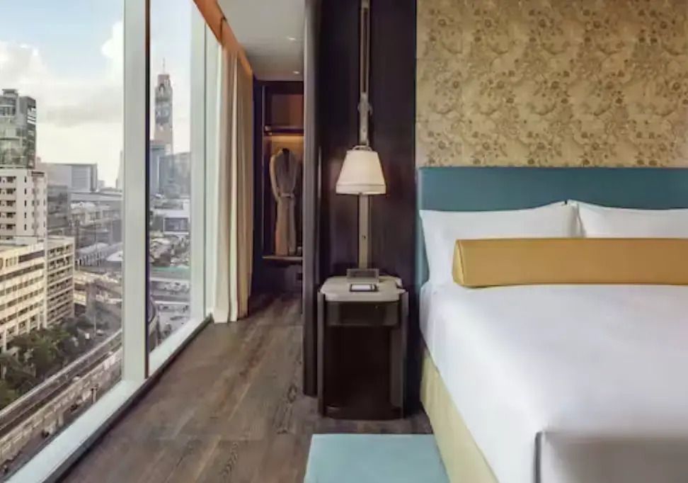 Elegantes Schlafzimmer der Royal Vierer Suite mit Aussicht auf Bangkok