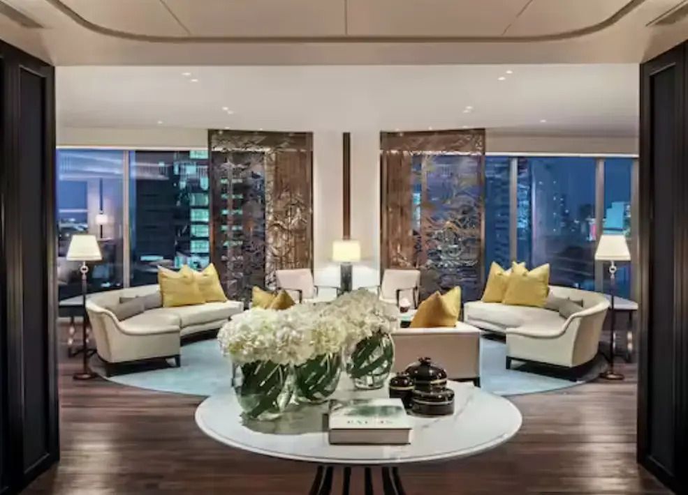 Stilvolles Wohnzimmer der Royal Vierer Suite mit moderner Einrichtung