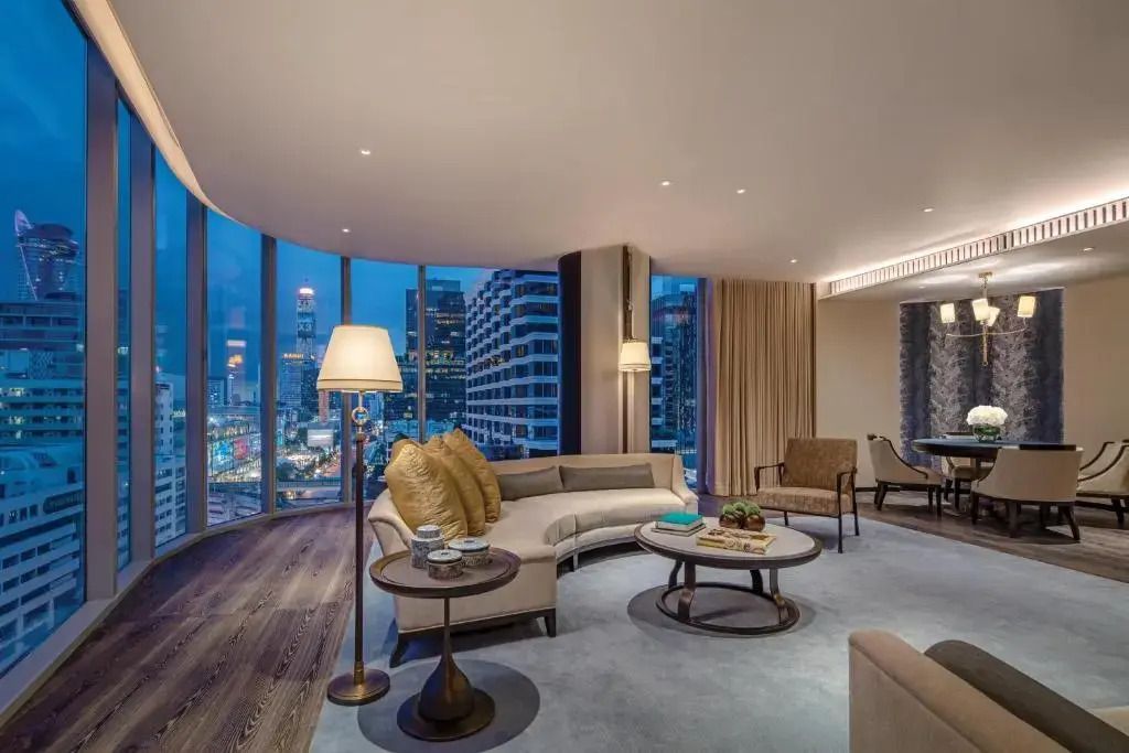 Geräumiger Wohnbereich der Vierer Suite mit modernen Möbeln und Stadtpanorama