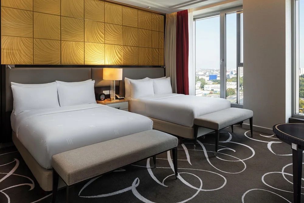 Modernes Deluxe Doppelzimmer mit zwei Einzelbetten und Stadtblick im Waldorf Astoria Berlin