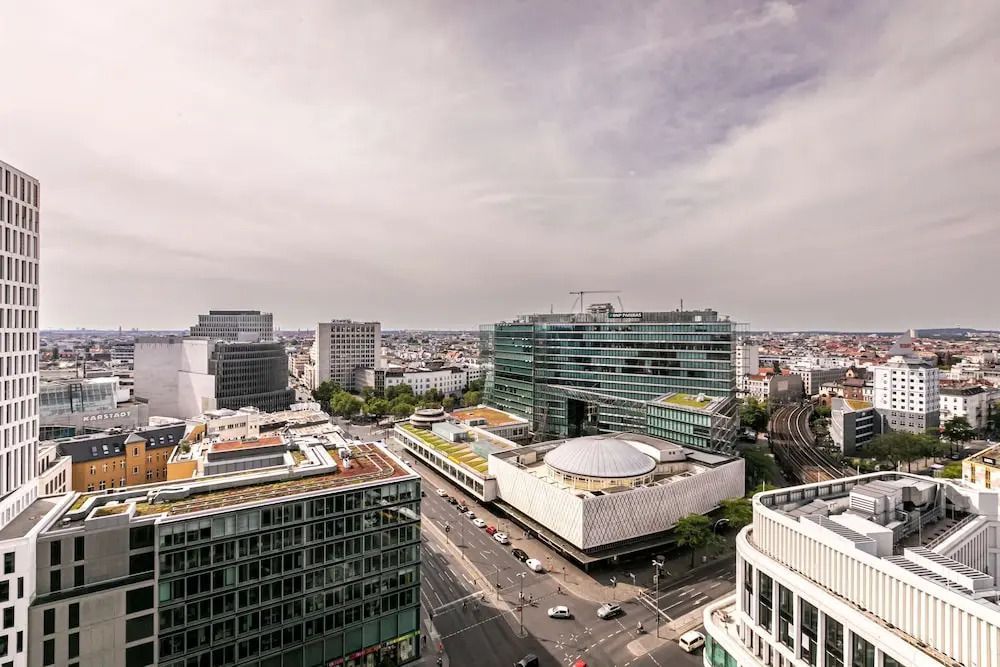 Weiter Ausblick über die Berliner Skyline vom Hotel Waldorf Astoria