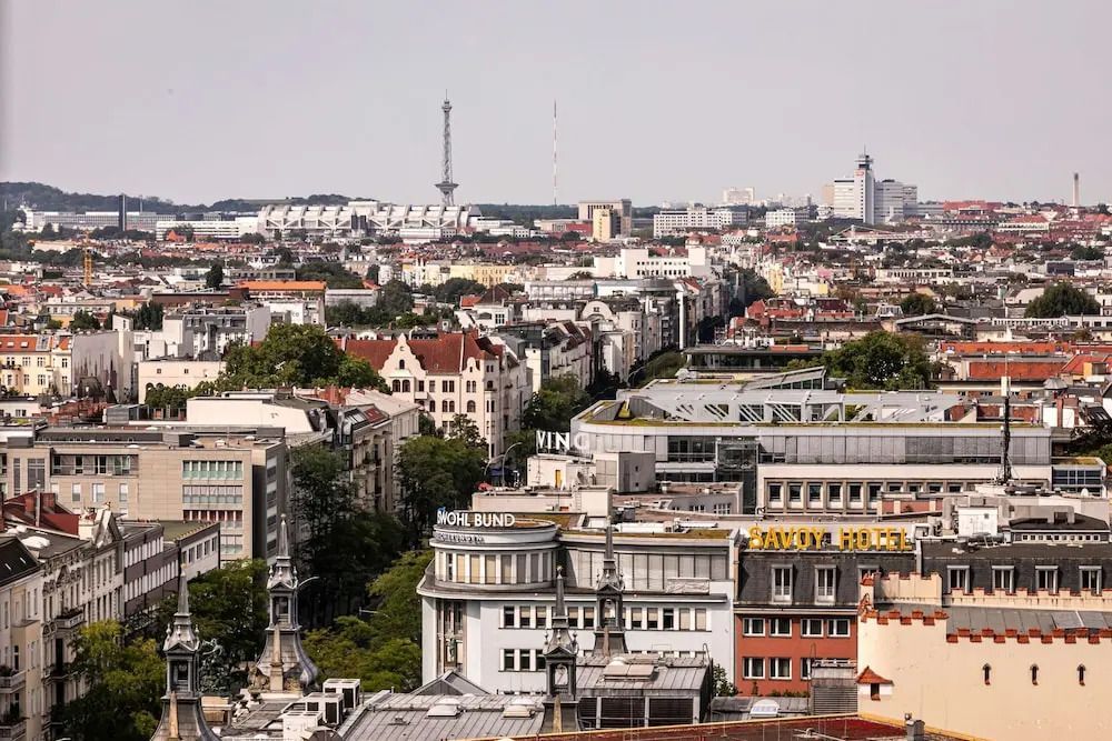 Blick über die Dächer Berlins mit bekannten Wahrzeichen vom Hotel aus