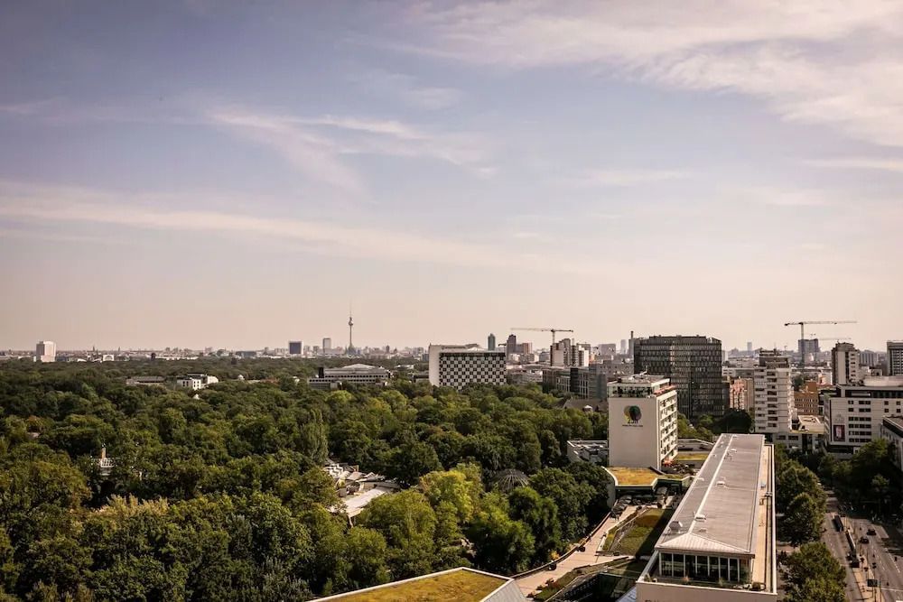 Grüne Parklandschaft und Fernsicht über Berlin vom Waldorf Astoria Berlin