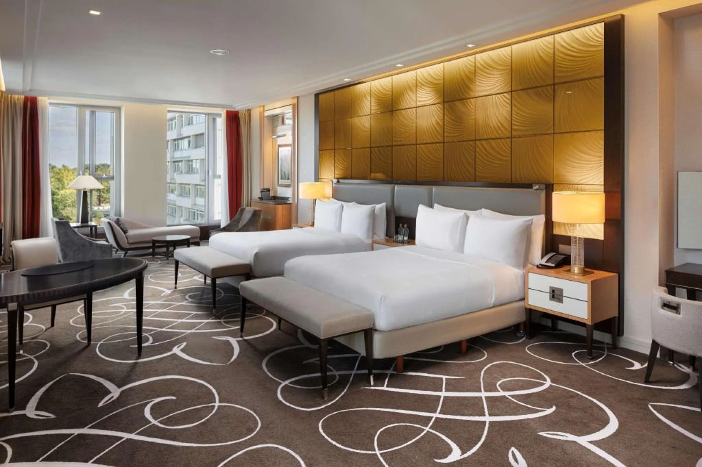 Luxuriöse Junior-Suite mit zwei Einzelbetten und stilvollen Details.
