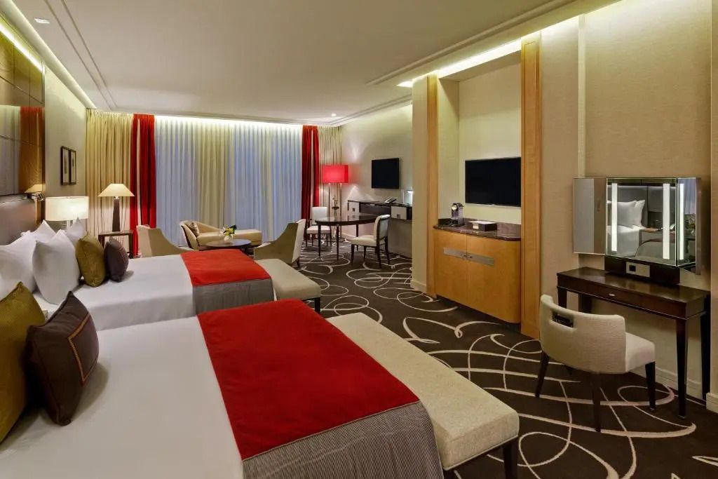 Großzügige Junior-Suite in warmen Farben mit zwei Einzelbetten und modernen Annehmlichkeiten.