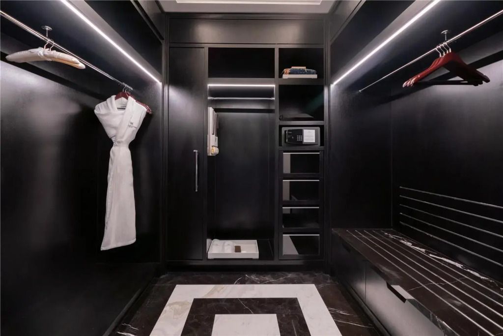 Großzügiger begehbarer Kleiderschrank in der Ambassador Suite mit Beleuchtung.