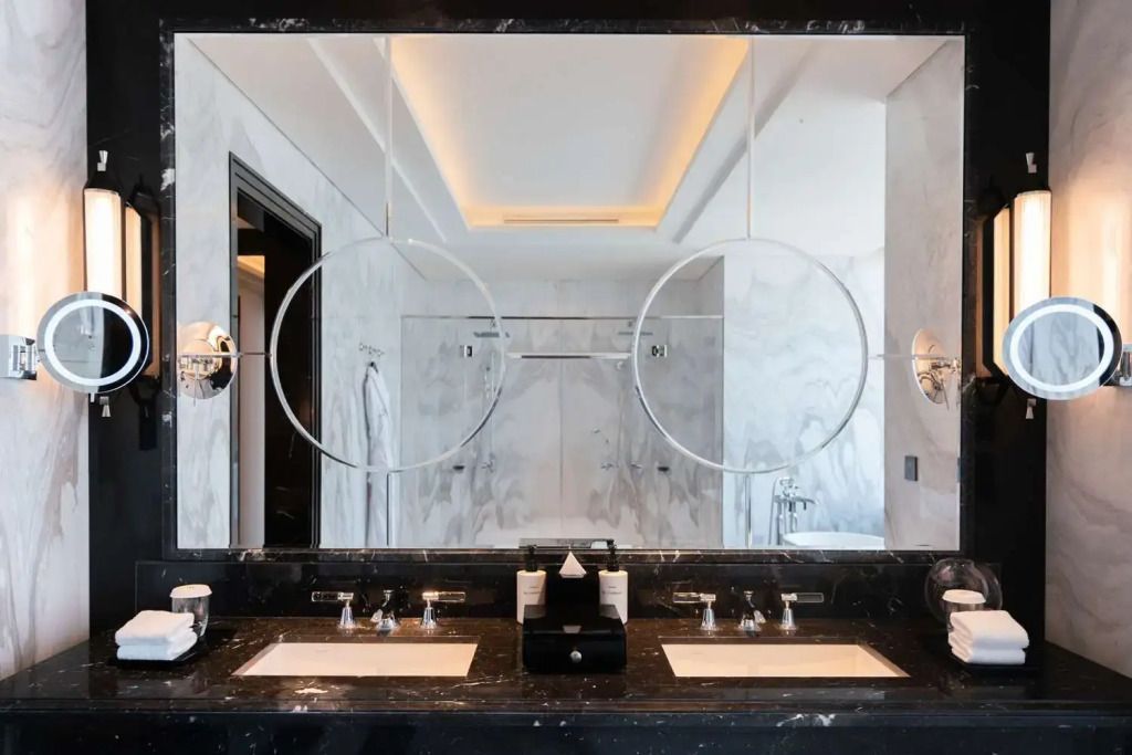 Doppelwaschbecken im luxuriösen Badezimmer der Ambassador Suite mit stilvollen Akzenten.