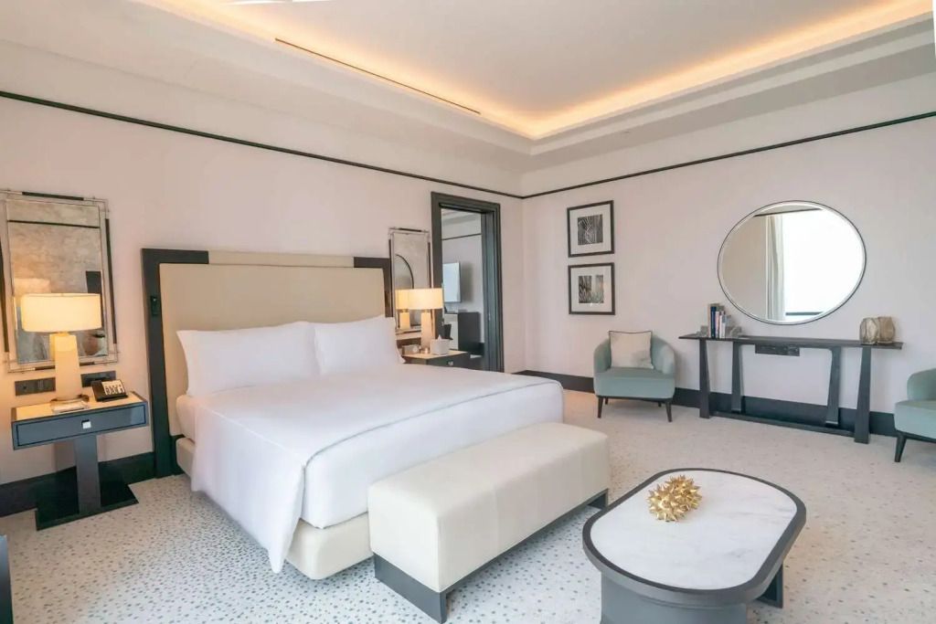 Helles Schlafzimmer in der Ambassador Suite mit großem Bett und moderner Dekoration.