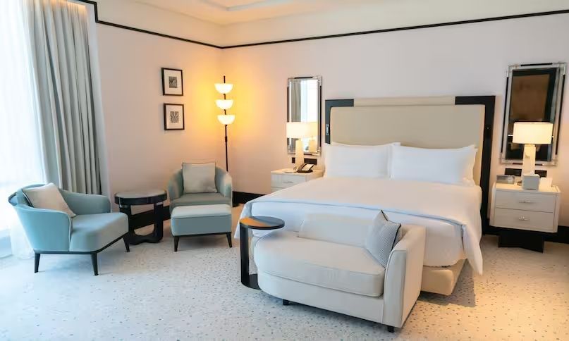 Elegantes Schlafzimmer mit Doppelbett, modernem Design und sanfter Beleuchtung