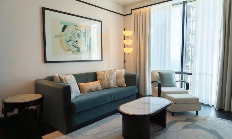 Wohnbereich mit Sofa, Kunst an der Wand und stilvollem Couchtisch