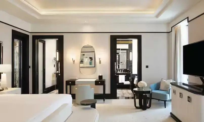 Luxuriöses Schlafzimmer mit eleganter Einrichtung und Zugang zum Badezimmer