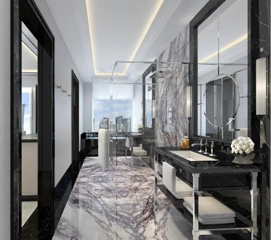 Modernes Badezimmer mit Marmordetails und Blick auf Stadtgebäude