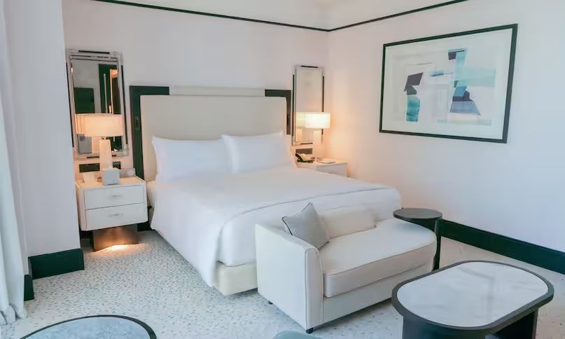 Elegantes Doppelbett-Studio mit gemütlichem Sofa und stilvollen Dekorationen