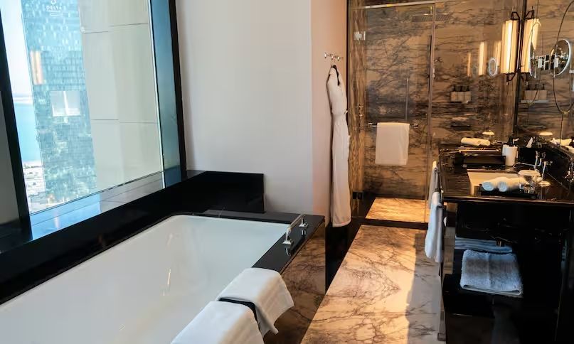 Moderne Badezimmergestaltung mit großer Badewanne und Marmorböden