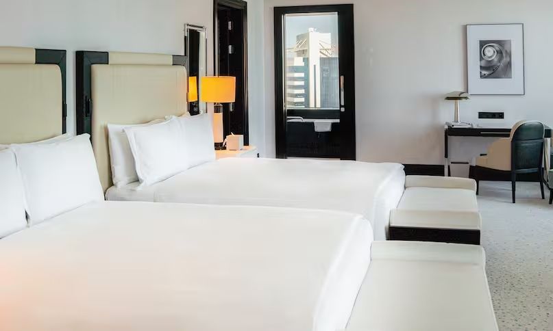 Zwei Betten im Family Connecting Zimmer mit elegantem Interieur