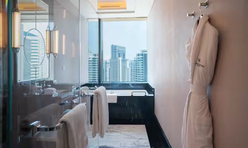 Modernes Badezimmer mit Aussicht auf die Stadt im Family Connecting Zimmer