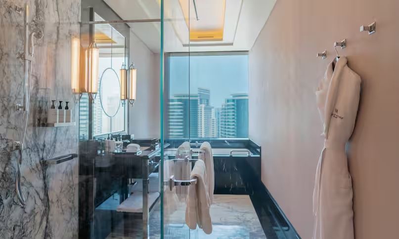 Luxuriöses Badezimmer mit moderner Glas-Duschkabine und Stadtblick