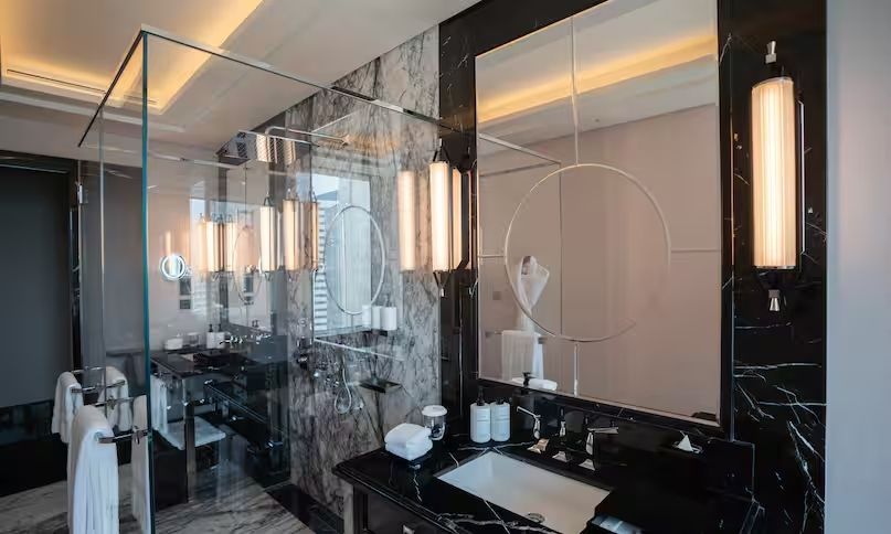 Marmorwaschbecken im eleganten Badezimmer mit stilvoller Beleuchtung