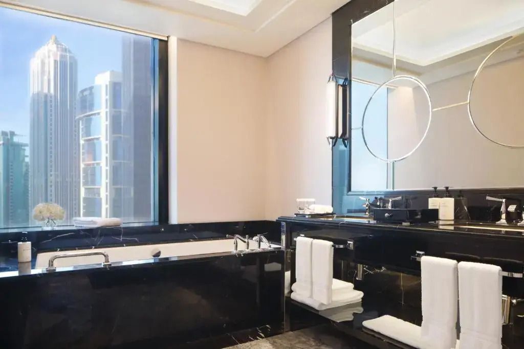 Elegantes Badezimmer mit Badewanne und großen Fenstern