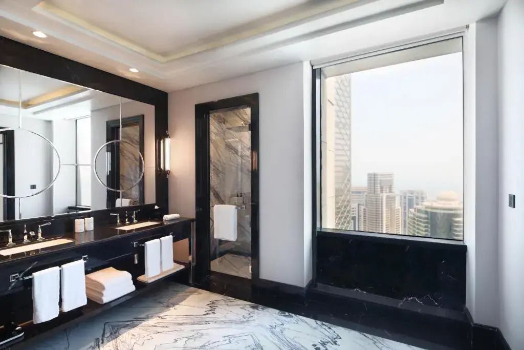 Luxuriöses Badezimmer mit Marmor und Panoramablick über die Stadt in der Präsidenten Suite