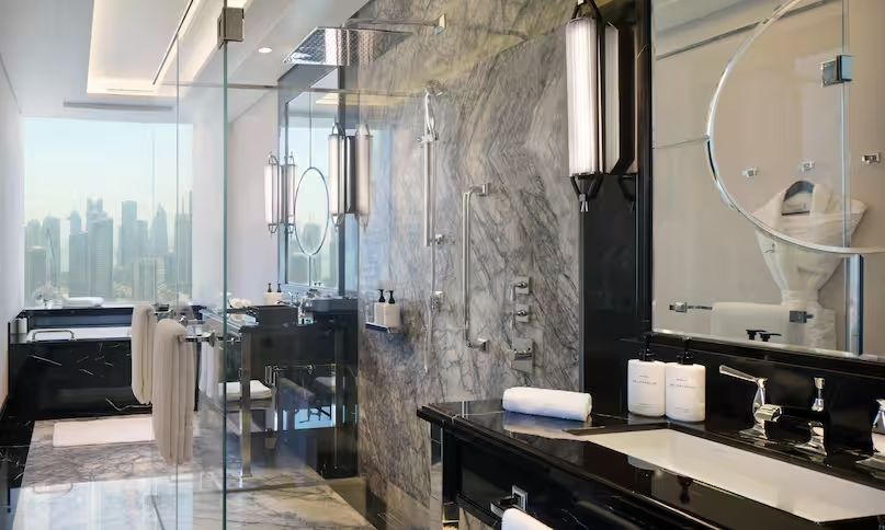 Modernes Badezimmer mit Marmordesign und hochwertigen Armaturen in der Premier Suite.