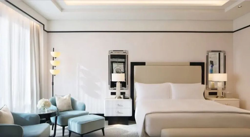 Elegantes Hotelzimmer mit modernem Interieur in neutralen Tönen