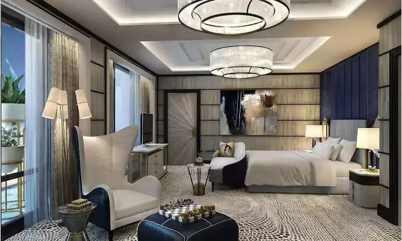 Luxus-Schlafzimmer der Royal Suite mit eleganten Designermöbeln und stilvollen Leuchten.