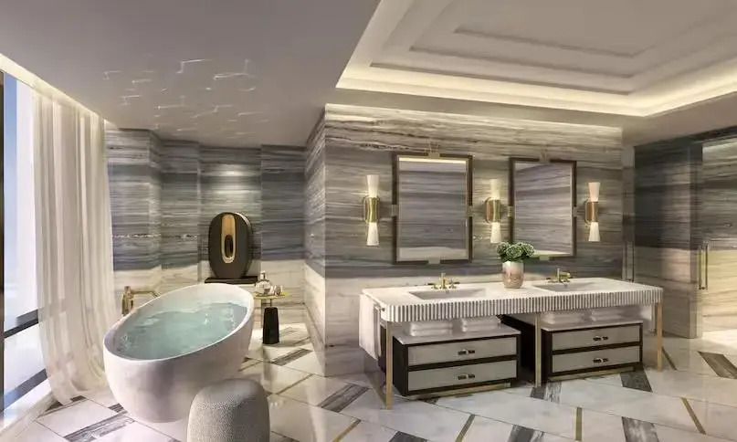 Luxuriöses Badezimmer in der Royal Suite mit freistehender Badewanne und Doppelwaschbecken.