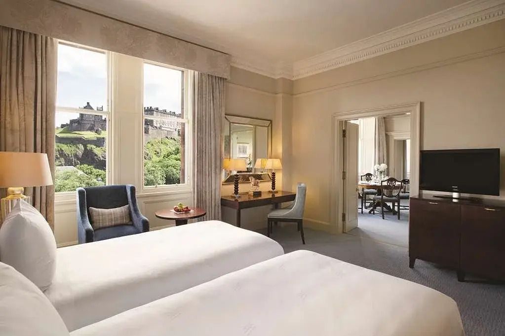 Elegantes Zimmer mit zwei Betten, Blick auf Schloss, gemütliche Sitzecke