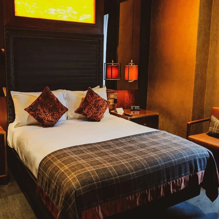 Elegantes Doppelzimmer mit warmem Licht und luxuriöser Einrichtung