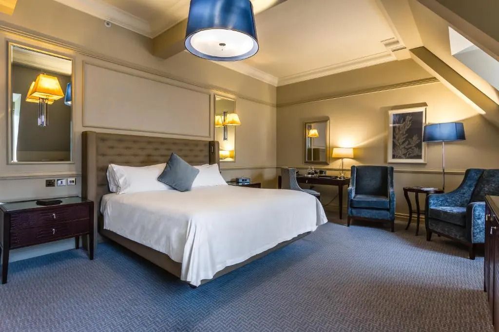Geräumiges Deluxe Doppelzimmer mit schicker Beleuchtung.