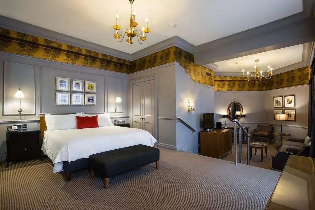 Große Junior-Suite mit Doppelbett und eleganter Dekoration im Caledonian Edinburgh